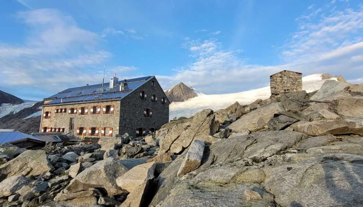 Neue Prager Hütte im Morgenlicht | © DAV Fürth; Flotte Fürther Füße