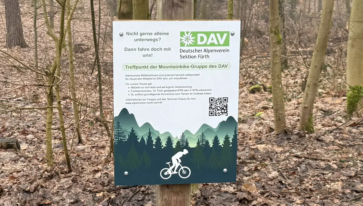 Schild der Mountainbikegruppe am Treffpunkt für die wöchentlichen Ausfahrten | © Bernd Schiller