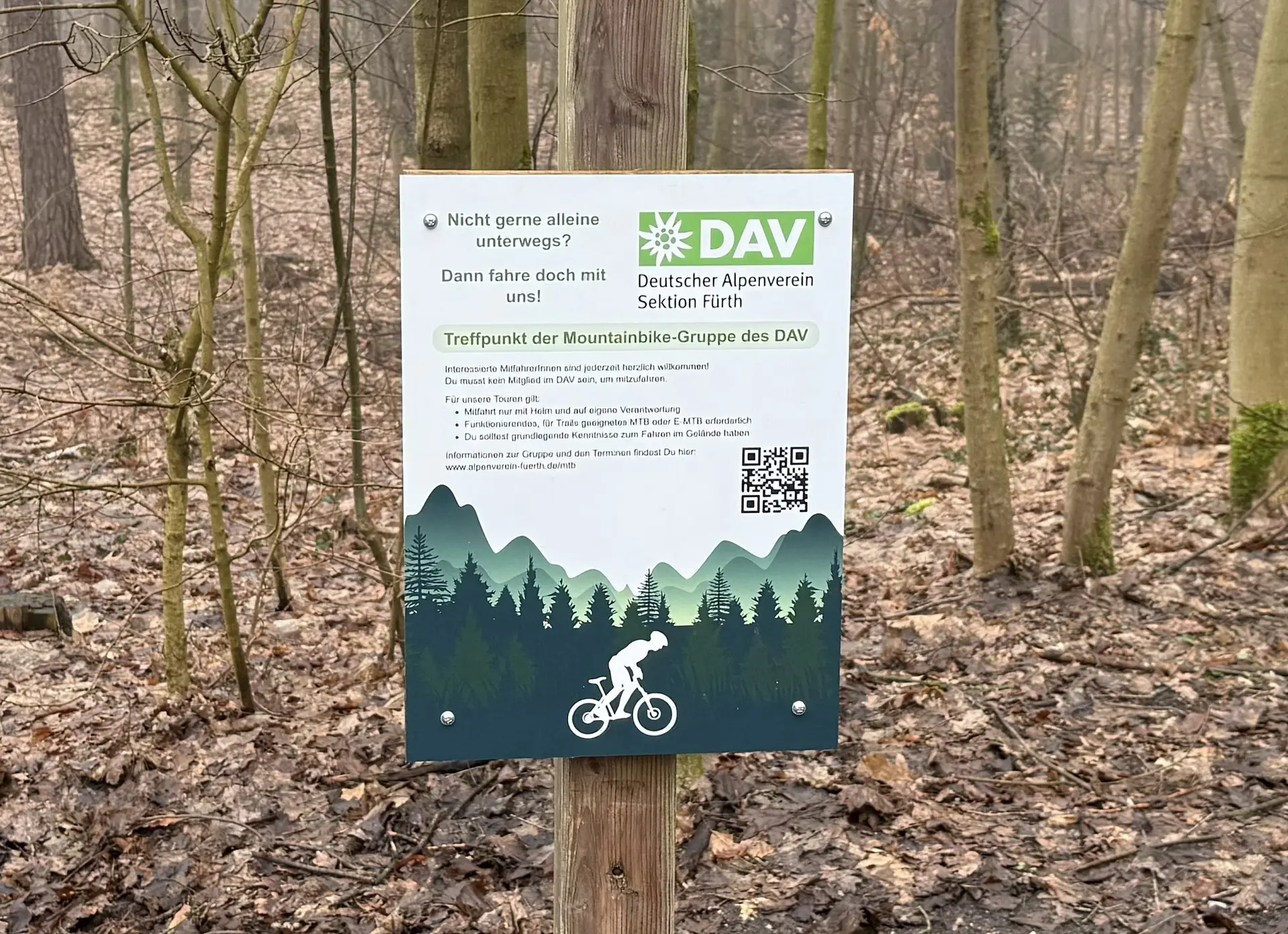 Schild der Mountainbikegruppe am Treffpunkt für die wöchentlichen Ausfahrten | © Bernd Schiller