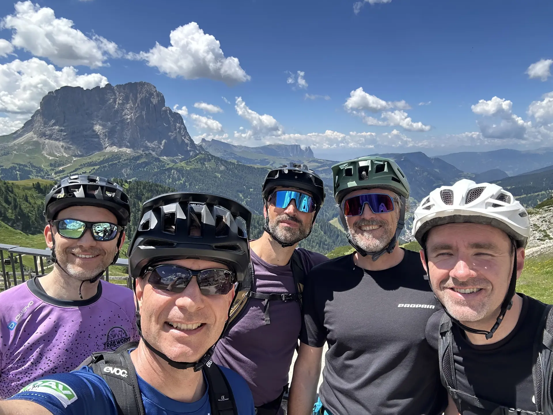 Die Gruppe am Gipfel oberhalb von Wolkenstein, im Hintergrund Langkofel und Schlern | © Christian Weigand