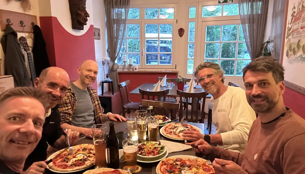 Wohlverdiente Stärkung in der Stamm-Pizzeria in Badia | © Christian Weigand