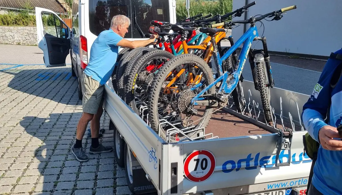 Verladung der Fahrräder auf den Bike-Shuttle | © Bernd Schiller