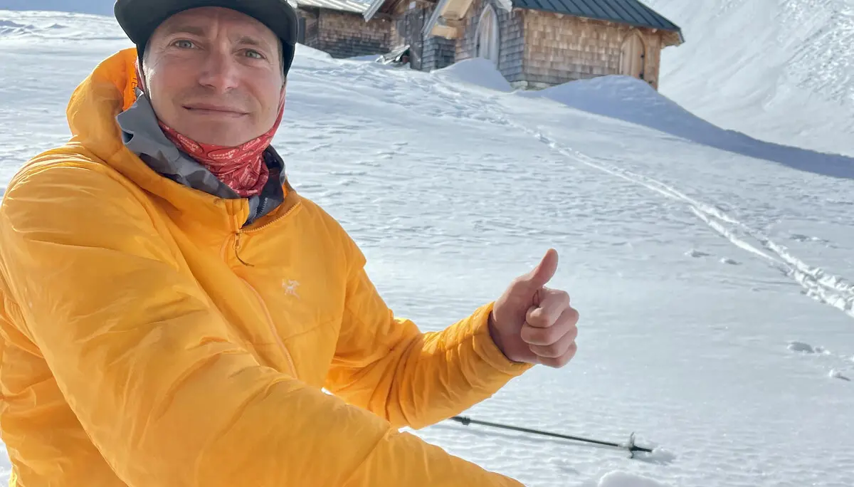 Hüttenwirt Michiel Smekens vor Kapelle  | © Michiel Smekens