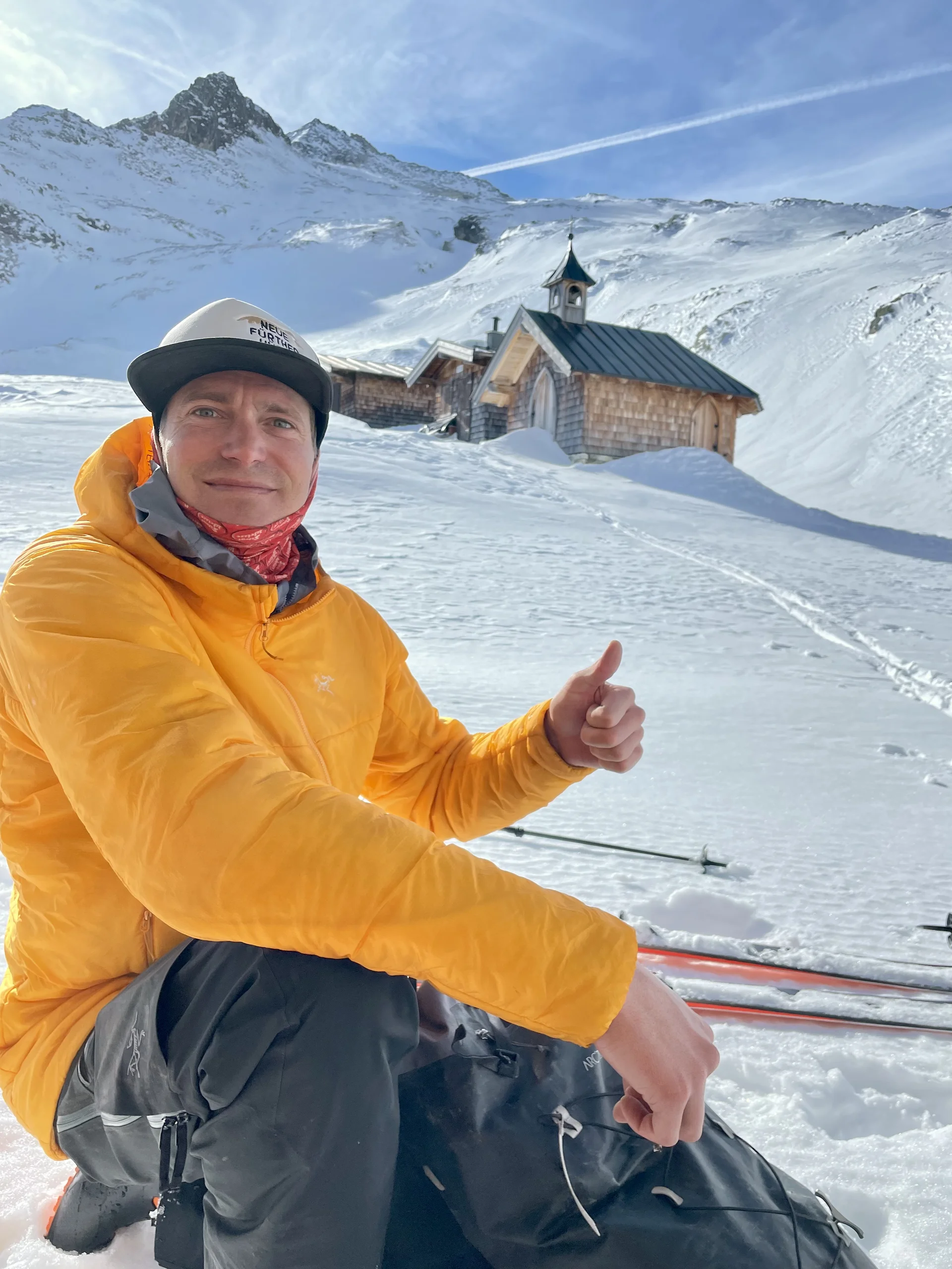Hüttenwirt Michiel Smekens vor Kapelle  | © Michiel Smekens