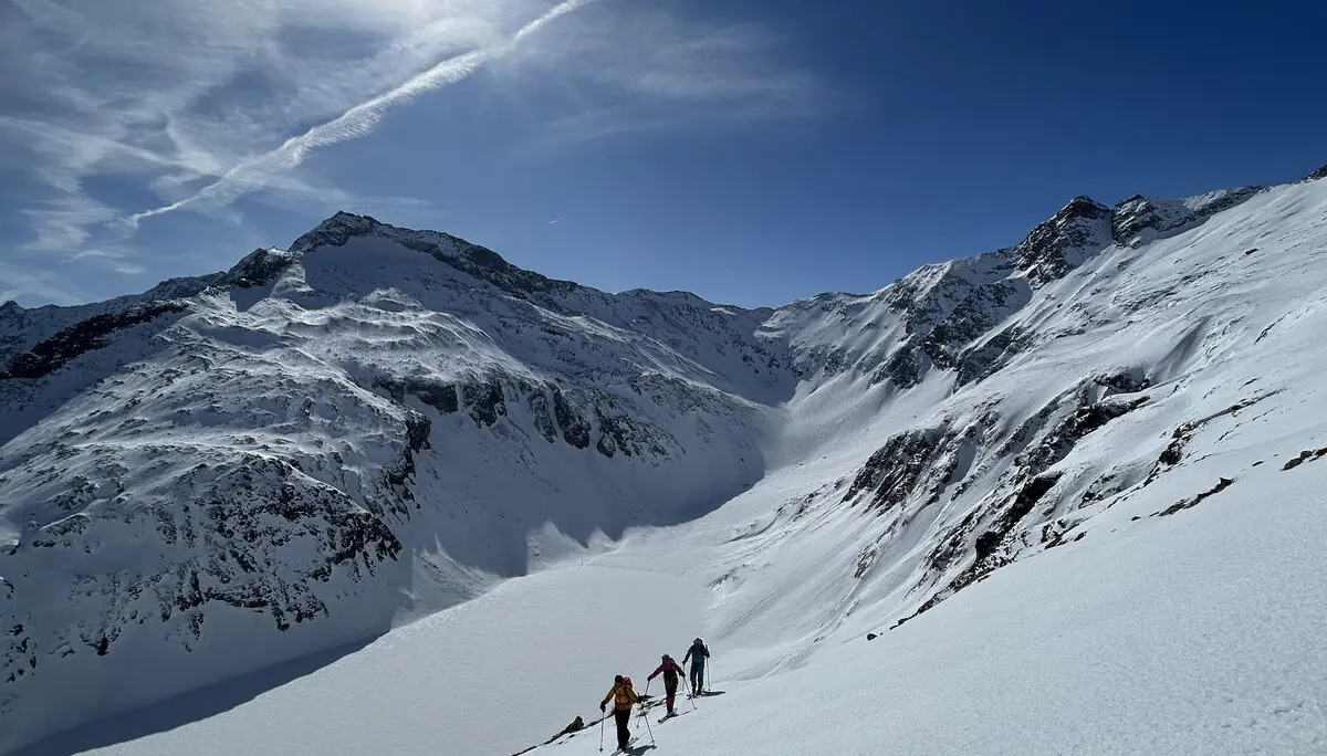 Aufstieg zum Larmkogel mit zugefrorenen Kratzenbergsee im Hintergrund | © Michiel Smekens