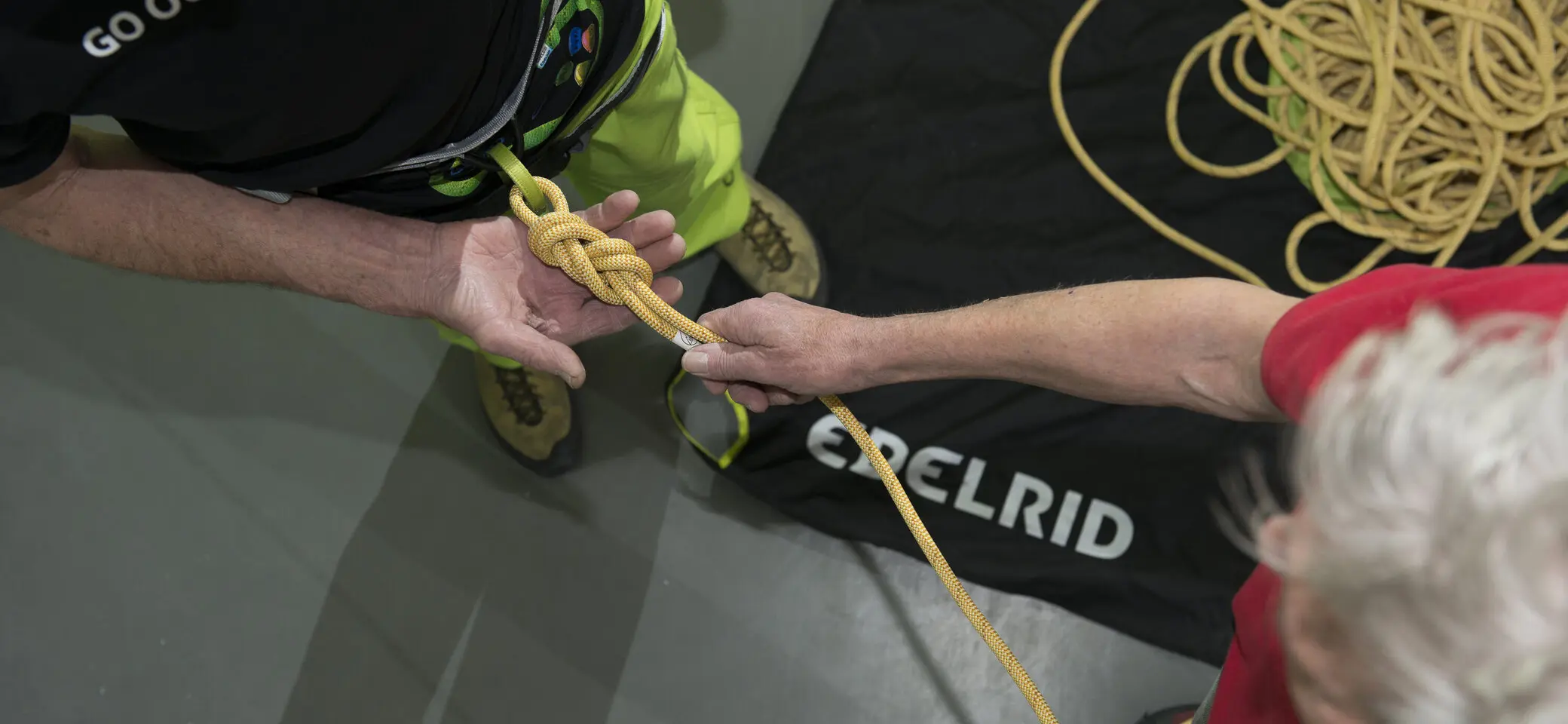 Ein Kletterpaar beim Partnercheck in einer Kletterhalle in Ulm. | © DAV/Thilo Brunner