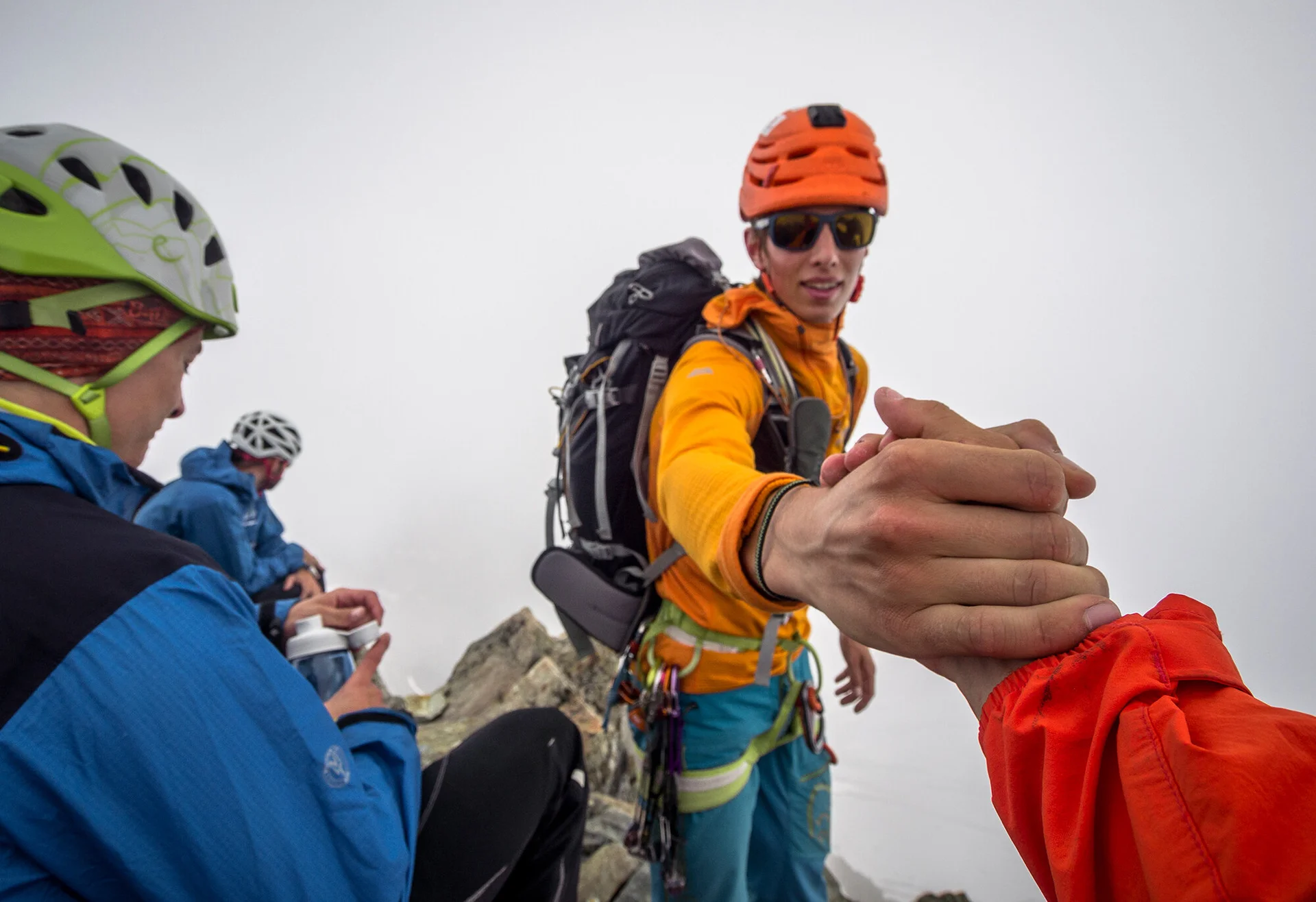 Freunde auf dem Berg: Gegenseitig Händereichen bei den letzten Metern | © DAV / Silvan Metz