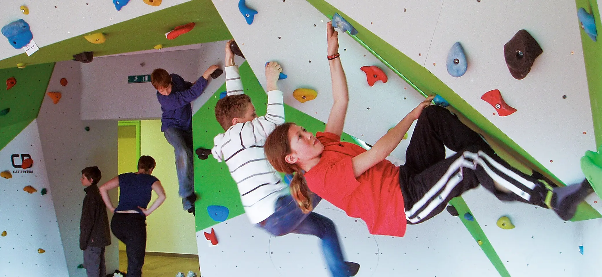 Jugendliche beim gemeinsamen Bouldern | © DAV / Jugendbildungsstätte Hindelang