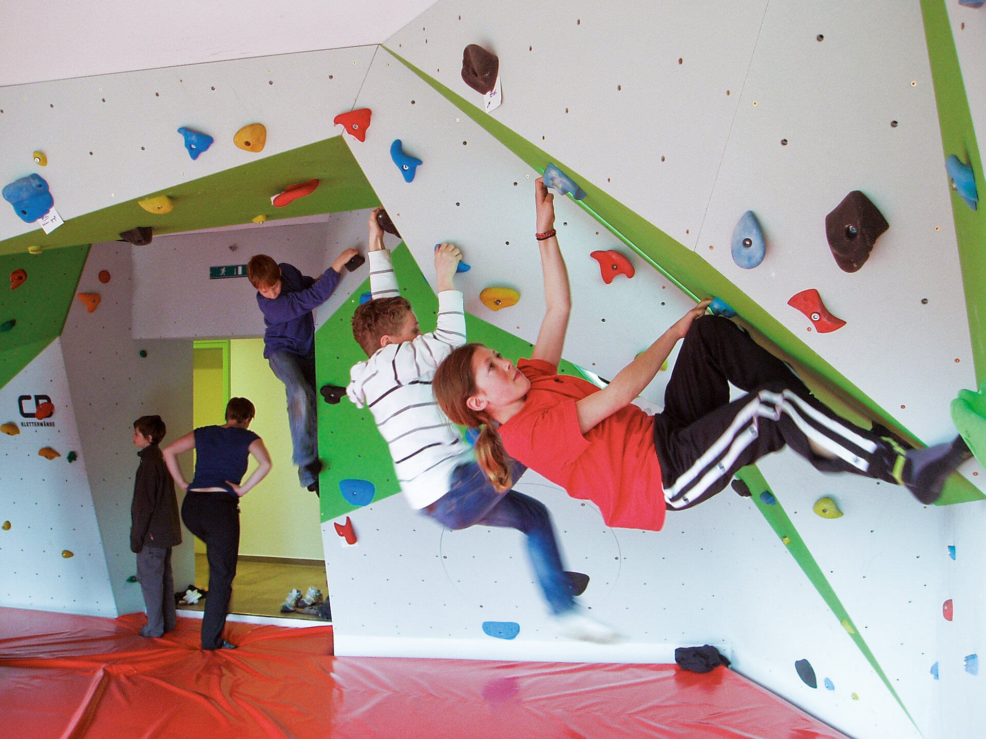 Raus ins echte Leben! | © DAV / Jugendbildungsstätte Hindelang Jugendliche beim gemeinsamen Bouldern | © DAV / Jugendbildungsstätte Hindelang